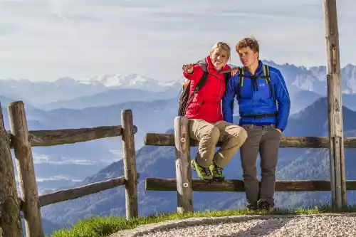 Einkehr auf der Piesenhausener Hochalm Hochplattengebiet Sennerin auf der Piesenhausener Hochalm Bayern